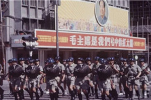 问：曾经高喊“港英必败”的香港，为何如今却喊“美军登陆”？